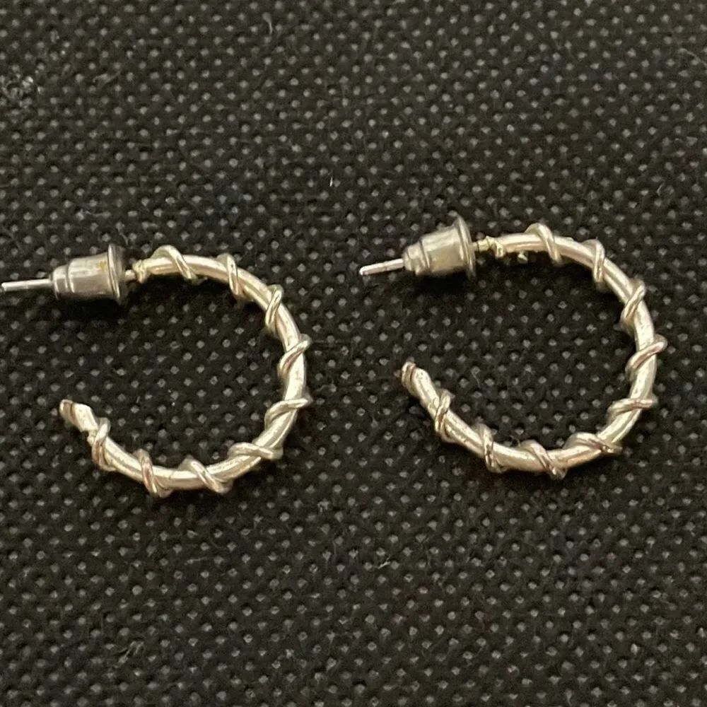 Small hoop earrings - Picture 2 of 3